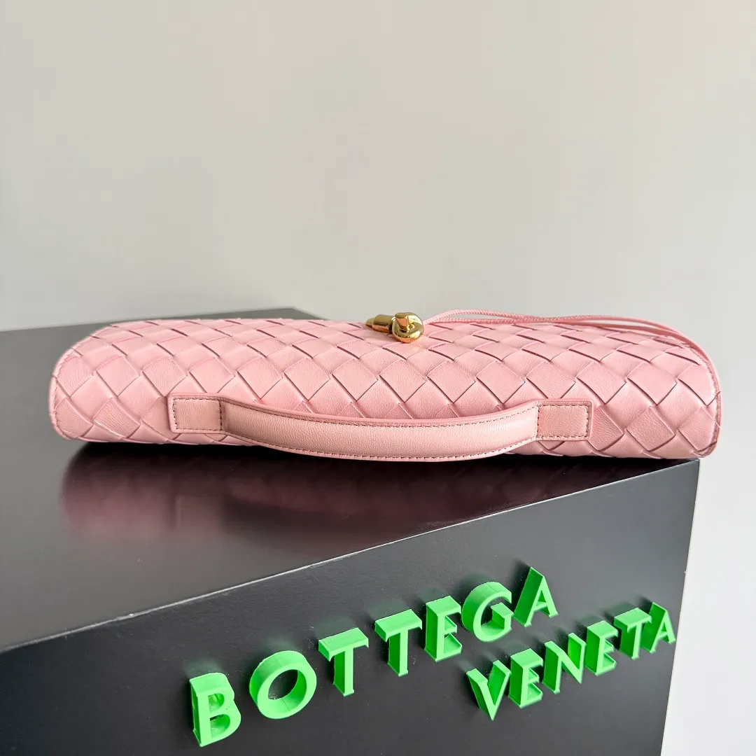 The batch of 1360 BV Andiamo evening handbags has been heavily planted again~ The designer aesthetics in the era of economic downturn are back. I fall in love with it at first sight and can't put it down. It's so beautiful and full of aura. The shape and texture are very competitive. It's light in weight and has sufficient capacity. It's a must-have for fashionistas. It's suitable for many occasions, minimalist, high-end and light luxury. Model No.: 741511 Size: 31*13*3cm